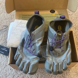 COPY - Vibram sz 39 8-8.5 worn twice!!